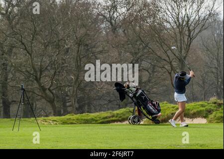 London, Großbritannien. April 2021. Golf ist zurück und es gibt immer noch die Möglichkeit für ein Selfie auf dem Platz - die Menschen nutzen den letzten Tag des unheimlich warmen Wetters und der nächsten Stufe der Lockerung der Einschränkungen der Lockdown 3 auf Wimbledon Common. Kredit: Guy Bell/Alamy Live Nachrichten Stockfoto