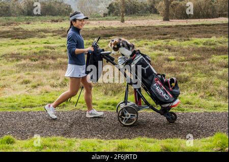 London, Großbritannien. April 2021. Golf ist wieder da - die Menschen nutzen den letzten Tag des für die Saison unheimlich warmen Wetters und die nächste Stufe der Lockerung der Einschränkungen der Lockdown 3 auf Wimbledon Common. Kredit: Guy Bell/Alamy Live Nachrichten Stockfoto