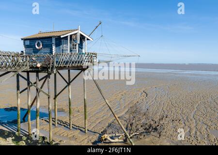 Medoc (Frankreich): Fischerhütte auf Stelzen oder Carrelet am Leuchtturm Richard, Mündung der Gironde Stockfoto