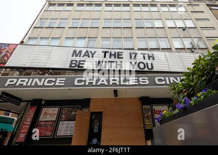 London, Großbritannien - 31. März 2021: Das Prince Charles Kino am Leicester Square bietet eine humorvolle Botschaft während der Coronavirus-Pandemie. Die Innenkinos werden am 17. Mai in England wiedereröffnet. Stockfoto