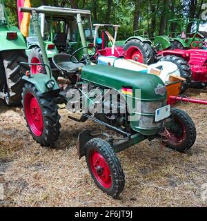 Itterbeck, Niedersachsen, Deutschland - Juni 19 2016 Klassische Traktorenausstellung. Traktor mit grünem Kramer Stockfoto