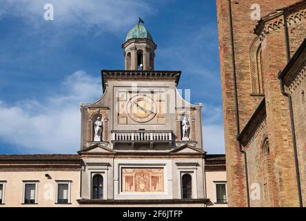 Arco del Torrazzo Tor mit Uhrturm in Crema, Lombardei, Italien Stockfoto
