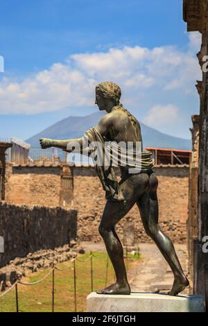 Eine Bronzestatue von Apollo als Bogenschütze im Tempel von Apollo mit dem Vulkan Vesuv im Hintergrund, Pompeji, Italien Stockfoto