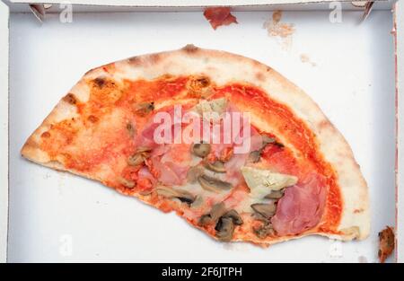 Übrig gebliebene Pizza im Karton Stockfoto