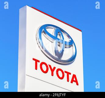 MOSKAU, RUSSLAND - 13. JUNI 2016: Offizielles Autohaus-Zeichen von Toyota vor dem blauen Himmel Hintergrund. Die Toyota Motor Corporation ist ein japanisches Automobilunternehmen Stockfoto