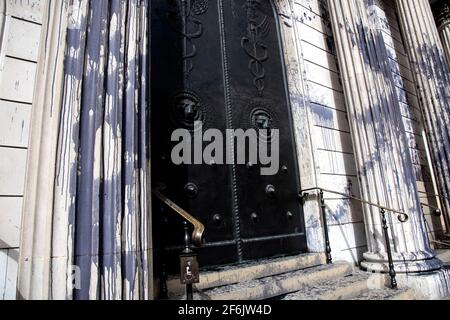 London, Großbritannien. 1. Apr 2021, Extinction Rebellion Aktivisten spritzen ‘gefälschtes Öl' über die Bank of England, London Kredit: Loredana Sangiuliano / Alamy Live News Stockfoto