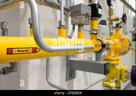 DEUTSCHLAND, Hamburg, BHKW Blockheizkraftwerk 1 MW Klasse, das über Kraft-Wärme-Kopplung eine Siedlung mit Strom und Wärme versorgt, Energiequellen Erdgas oder grüner Wasserstoff, H2 Supply pipe / DEUTSCHLAND, Hamburg, Hansewerk Natur, BHKW Blockheizkraftwerk 1 MW Klasse, das über Kraft-Wärme-Kopplung eine Siedlung mit Strom und Wärme versorgt, Energiequellen Erdgas oder grüner Wasserstoff gewonnen aus erneuerbarer Zuleenergie Stockfoto