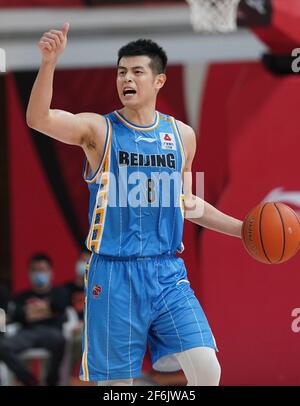 Zhuji, Chinas Provinz Zhejiang. April 2021. Fang Shuo von Beijing Ducks Gesten während des 51. Runde Spiel zwischen Beijing Ducks und Fujian Sturgeons in der Saison 2020-2021 der Chinese Basketball Association (CBA) Liga in Zhuji, Ostchina Zhejiang Provinz, 1. April 2021. Quelle: Meng Yongmin/Xinhua/Alamy Live News Stockfoto