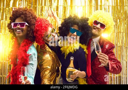 Happy Millenials Freunde feiern Champagner trinken und feiern Stockfoto