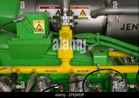 DEUTSCHLAND, Hamburg, BHKW Blockheizkraftwerk 1 MW Klasse, das über Kraft-Wärme-Kopplung eine Siedlung mit Strom und Wärme versorgt, Energiequellen Erdgas oder grüner Wasserstoff, Jenbacher Gas Engine / DEUTSCHLAND, Hamburg, Hansewerk Natur, BHKW Blockheizkraftwerk 1 MW Klasse, das über Kraft-Wärme-Kopplung eine Siedlung mit Strom und Wärme versorgt, Energiequellen Erdgas oder grüner Wasserstoff gewonnen aus erneuerbarer Gasmotor, Jenbacher Energie The washly growen Water oder Erdgas verbrennen can Stockfoto