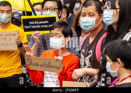 PORTLAND PLACE, LONDON, ENGLAND – 31. März 2021: Demonstranten, die bei einem Protest gegen den Militärputsch in Myanmar gegenüber der chinesischen Botschaft abgebildet wurden Stockfoto