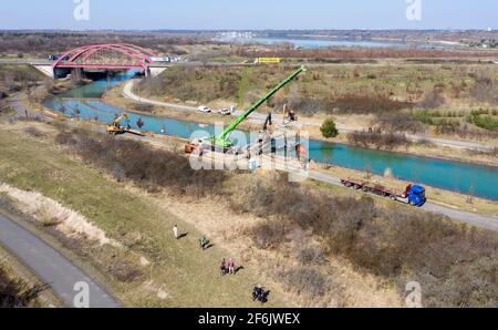 31. März 2021, Sachsen, Markkleeberg: Der Kanal zwischen Markkleeberger See (hinten) und Störmthaler See ist mit einer Pfahlwand verschlossen. Risse im Kanaldamm zwischen den Gewässern erfordern sofortige Sicherungsmaßnahmen. Der 850 Meter lange Störmthal-Kanal verbindet die beiden Seen - die Schleuse, die jetzt von Rutschen im Böschung betroffen ist, kompensiert die Differenz von vier Metern im Wasserstand der Gewässer. Experten zufolge würde ein vollständiger Einsturz zu großflächigen Überschwemmungen führen - in den nördlichen Stadtgebieten von Markkleeberg bis Leipzig. Jetzt tauchen, surfen, sa Stockfoto