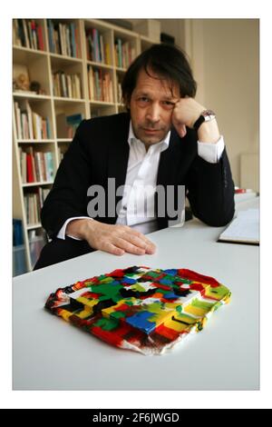 Peter Saville mit seiner LEGO Kreation in seinem Büro in London. Bild David Sandison 22/1/2008 Stockfoto