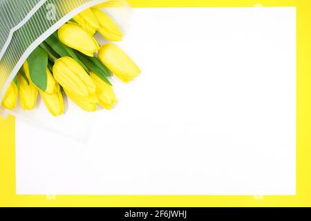 Urlaubskarte. Bouquet von gelben Tulpen in Wrapper mit leerem Blatt für Text. Alles gute zum Geburtstag, Mutter, Lehrerin, Internationaler Frauentag, 8. März. Co Stockfoto