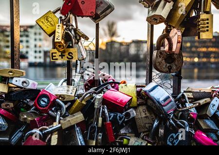 Berlin, 31. Januar 2019: Vorhängeschlösser auf einer Brücke Stockfoto