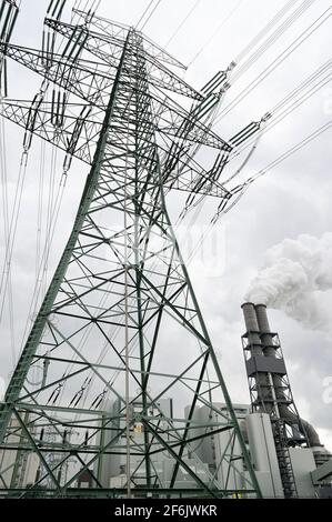 Deutschland, Hamburg, Vattenfall Kohlekraftwerk Moorburg, nur für Standby-Betrieb wegen Kohleausstieg in Deutschland, Endabschaltung 2021, Abgasleitung mit CO2-Emission / DEUTSCHLAND, Hamburg, Vattenfall Kohlekraftwerk Moorburg, zwei Blöcke A 800 MW, in Betriebsnähe 2015, Läuft seit 2021 nur noch im Standby Betrieb vor es endgültig abgeschaltet wird Stockfoto