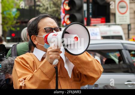 PORTLAND PLACE, LONDON, ENGLAND- 31. März 2021: Protestler spricht auf einem Megaphon gegen den Militärputsch von Myanmar, gegenüber dem chinesischen E Stockfoto