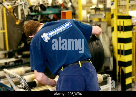 Michelin wird im ersten Jahr seines „Plans zur Vereinfachung und Wettbewerbsfähigkeit“ 670 Arbeitsplätze abschaffen und plant, 530 Personen in den Ruhestand zu setzen, sagte das Management am Mittwoch. Der Anfang Januar angekündigte Plan sieht vor, dass 2,300 Arbeitnehmer in Frankreich über einen Zeitraum von drei Jahren 17,000 Arbeitsplätze ohne Zwangsabgänge abstellen müssen ---- Datei - Coronavirus-Krise - große Einzelhändler und Hersteller stellen Produktion ein - Datei - Le groupe Michelin a annoncé son Intention de fermer son usine de La Roche-sur-Yon, qui emploie plus de 600 personnes, avant la fin 2020. La Roche sur Yon (85), Usine Michelin., Jeune ouvrier avec T-Shirt Stockfoto