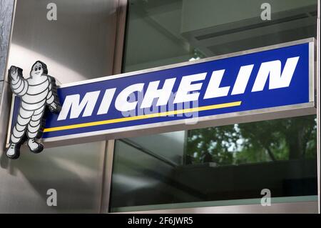 Michelin wird im ersten Jahr seines „Plans zur Vereinfachung und Wettbewerbsfähigkeit“ 670 Arbeitsplätze abschaffen und plant, 530 Personen in den Ruhestand zu setzen, sagte das Management am Mittwoch. Der Plan, der Anfang Januar angekündigt wurde, sieht vor, dass 2,300 Mitarbeiter in Frankreich über drei Jahre 17,000 Arbeitsplätze abstellen müssen, ohne dass sie gezwungen werden, abzureisen ---- Datei - EIN Ladenschild von MICHELIN, am 04. Mai 2020 in Boulogne-Billancourt, Frankreich.Foto von David NIVIERE/ABACAPRESS.COM Stockfoto