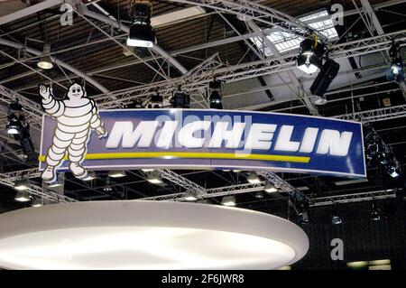 Michelin wird im ersten Jahr seines „Plans zur Vereinfachung und Wettbewerbsfähigkeit“ 670 Arbeitsplätze abschaffen und plant, 530 Personen in den Ruhestand zu setzen, sagte das Management am Mittwoch. Der Plan, der Anfang Januar angekündigt wurde, sieht vor, dass 2,300 Mitarbeiter in Frankreich über drei Jahre 17,000 Arbeitsplätze abstellen müssen, ohne dass sie gezwungen werden ---- File - der Stand des französischen Reifenherstellers Michelin auf der Mondial de l'Automobile, die vom 25. September bis 10. Oktober 2004 in Paris, Frankreich, stattfand. Foto von Valerian Wagner/ABACA. Stockfoto