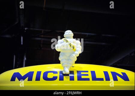 Michelin wird im ersten Jahr seines „Plans zur Vereinfachung und Wettbewerbsfähigkeit“ 670 Arbeitsplätze abschaffen und plant, 530 Personen in den Ruhestand zu setzen, sagte das Management am Mittwoch. Der Plan, der Anfang Januar angekündigt wurde, sieht vor, dass 2,300 Mitarbeiter in Frankreich über drei Jahre 17,000 Arbeitsplätze ohne Zwangsabgänge einstellen müssen ---- Datei - Coronavirus-Krise - große Einzelhändler und Hersteller stellen die Produktion aus - Datei - Le musee Michelin, musee de L'Aventure Michelin a Clermont Ferrand, Frankreich. Vue interieure avec Bibendum, le bonhomme Michelin, Logo de la marque. Foto von Lafabregue/ANDBZ/ABACAPRESS.COM Stockfoto