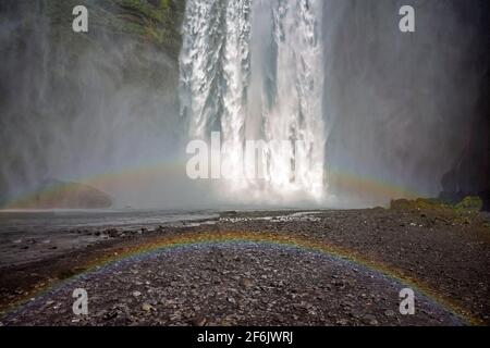 Doppelter Regenbogen bei Skógafoss, einem Wasserfall am Fluss Skógá im Süden Islands an der Klippe, die die ehemalige Küste markiert Stockfoto