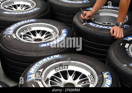 Michelin wird im ersten Jahr seines „Plans zur Vereinfachung und Wettbewerbsfähigkeit“ 670 Arbeitsplätze abschaffen und plant, 530 Personen in den Ruhestand zu setzen, sagte das Management am Mittwoch. Der Plan, der Anfang Januar angekündigt wurde, sieht vor, dass 2,300 Mitarbeiter in Frankreich über einen Zeitraum von drei Jahren 17,000 Arbeitsplätze abschaffen müssen, ohne dass die Atmosphäre vor dem brasilianischen Formel-1-Grand-Prix am 19. Oktober 2006 in Sao Paulo, Brasilien, erzwungen wird. Foto von Christophe Guibbaud/Cameleon/ABACAPRESS.COM Stockfoto