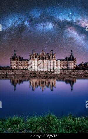 Loire, Frankreich - 14 April, 2019: Das Schloss von Chambord in der Nacht, Schloss an der Loire, Frankreich. Chateau de Chambord, die größte Burg in der Loire Val Stockfoto