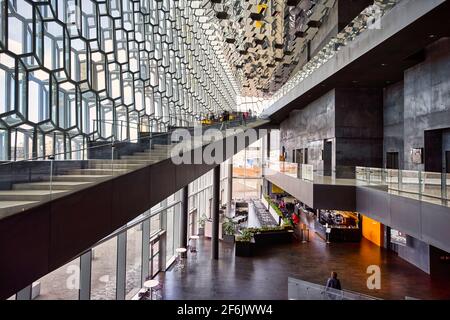 Harpa ist eine Konzerthalle und ein Konferenzzentrum in Reykjavík, Island. Stockfoto