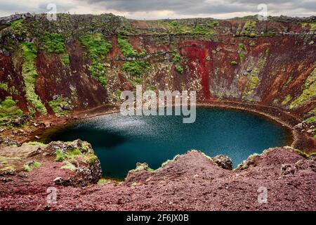 Kerið (Kerid) ist ein vulkanischer Krater-See, der sich in der Region Grímsnes im Süden Islands am Goldenen Kreis befindet. Es ist einer von mehreren Krater-Seen in t Stockfoto