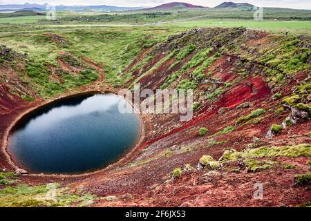 Kerið (Kerid) ist ein vulkanischer Krater-See, der sich in der Region Grímsnes im Süden Islands am Goldenen Kreis befindet. Es ist einer von mehreren Krater-Seen in t Stockfoto