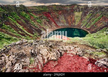 Kerið (Kerid) ist ein vulkanischer Krater-See, der sich in der Region Grímsnes im Süden Islands am Goldenen Kreis befindet. Es ist einer von mehreren Krater-Seen in t Stockfoto