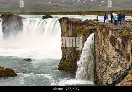 Goðafoss ist ein Wasserfall im Norden Islands. Es liegt an der Hauptstraße des Landes an der Kreuzung mit der Sprengisandur Hochlandstraße. Stockfoto