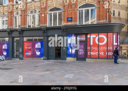 Eine geschlossene Ladeneinheit in der New Street, Birmingham City Centre mit großen Schildern mit der Aufschrift „to let“ Stockfoto