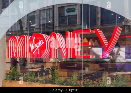 Großes Fensterschild an der Filiale der Virgin Money Bank Stadtzentrum von Birmingham Stockfoto