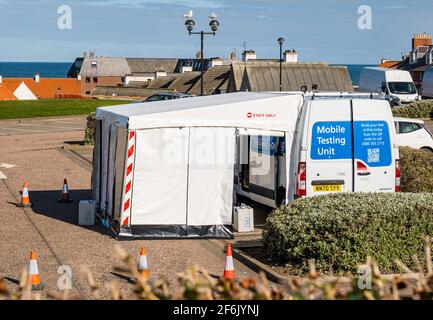 Dunbar, East Lothian, Schottland, Vereinigtes Königreich. April 2021. Mobile asymptomatische Covid-19-Testeinheit: Dies ist eine von zwei mobilen asymptomatischen Covid-19-Testeinheiten, die in East Lothian eingesetzt werden, um positive Fälle zu identifizieren und Übertragungsketten zu brechen. Menschen ohne Symptome von Covid-19, die aber ansteckend sein und die Krankheit verbreiten können, ohne es zu wissen, können direkt teilnehmen oder einen Test online buchen. Innerhalb einer halben Stunde gab es keine Abnehmer Stockfoto