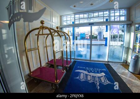 22. März 2021, Mecklenburg-Vorpommern, Ahlbeck: Leere Trolleys für das Gepäck der Hotelgäste stehen im Eingangsbereich des 'Hotel zur Post' auf der Ostseeinsel Usedom. Foto: Jens Büttner/dpa-Zentralbild/ZB Stockfoto