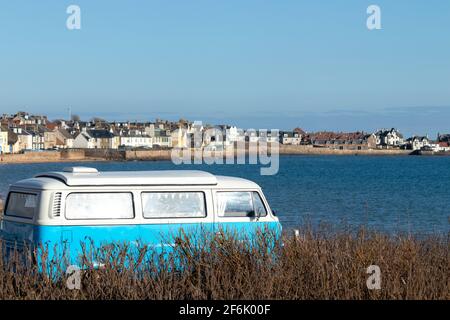 Ein vw-Wohnmobil parkte am Strand in Elie, Fife, Schottland Stockfoto