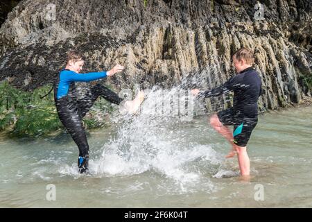 Inchydoney, West Cork, Irland. April 2021. Inchydoney Beach in West Cork war an einem Tag voller Sonne und starker Brise ein beliebter Ort für Einheimische. Am Strand genossen Jack und Liam Byerley, beide aus Clonakilty. Quelle: AG News/Alamy Live News Stockfoto