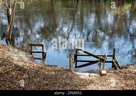 Hochwasser, Suwanee River, Hochwasser, untergetauchte Stufen, Geländer, Schwimmbereich, schnelllebige Gewässer, Stephen Foster Cultural State Park, Florida, White Sp Stockfoto