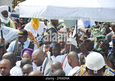 Die Ankunft von Ooni von Ife, Oba Adeyeye Enitan Ogunwusi, Ojaja II., während seiner Krönungszeremonie, Ile-Ife, Osun State, Nigeria. Stockfoto