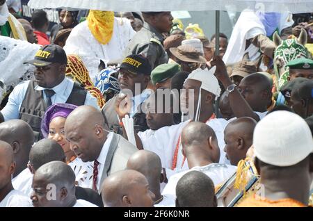 Die Ankunft von Ooni von Ife, Oba Adeyeye Enitan Ogunwusi, Ojaja II., während seiner Krönungszeremonie, Ile-Ife, Osun State, Nigeria. Stockfoto