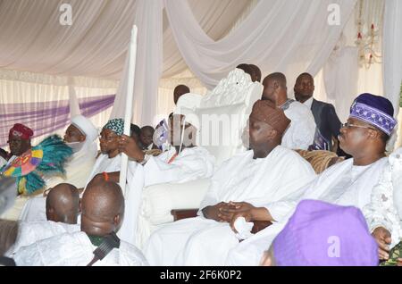 OONI von Ife, Oba Adeyeye Enitan Ogunwusi, der unter den Würdenträgern sitzt, nachdem er sein Büro, Ile-Ife, Bundesstaat Osun, Nigeria, empfangen hatte. Stockfoto