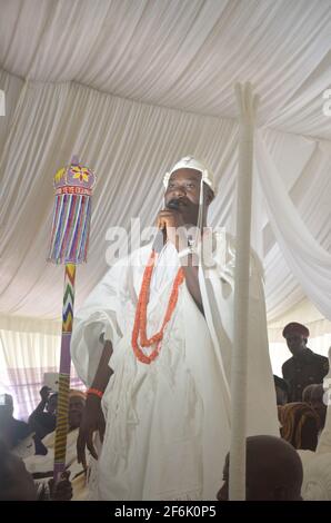 OONI von Ife, Oba Adeyeye Enitan Ogunwusi empfängt während seiner Installationszeremonie seine Mitarbeiter in Ile-Ife, Bundesstaat Osun, Nigeria. Stockfoto