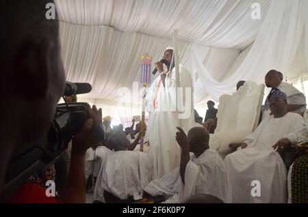 OONI von Ife, Oba Adeyeye Enitan Ogunwusi empfängt während seiner Installationszeremonie seine Mitarbeiter in Ile-Ife, Bundesstaat Osun, Nigeria. Stockfoto