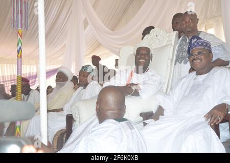 OONI von Ife, Oba Adeyeye Enitan Ogunwusi, der unter den Würdenträgern sitzt, nachdem er sein Büro, Ile-Ife, Bundesstaat Osun, Nigeria, empfangen hatte. Stockfoto