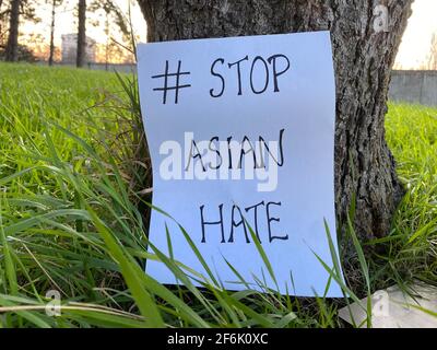 Stoppen Sie asiatischen Hass, sagt das Zeichen auf dem Boden eines Baumes. Zeigt Solidarität mit allen Asiaten, die unter Rassismus leiden. Protest der Asian Lives Matter Bewegung. Stockfoto