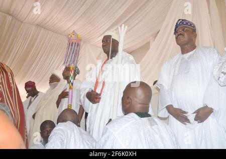 OONI von Ife, Oba Adeyeye Enitan Ogunwusi empfängt während seiner Installationszeremonie seine Mitarbeiter in Ile-Ife, Bundesstaat Osun, Nigeria. Stockfoto