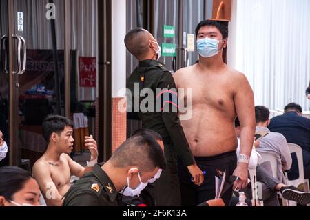 Bangkok, Thailand. April 2021. Ein Thailänder lässt seine Körpergröße während einer Militäreinberufung in Wat That Thong von einem Armeepersonal messen. Die Royal Thai Armees starteten ihren jährlichen Wehrpflichttag, indem sie vom 1. April 2021 bis zum 20. April 2021 auf der Suche nach gesunden Männern im Kampffähigen ab 21 Jahren aus dem ganzen Land freiwillig und per Verlosung nach einer Verlosung suchten. (Foto von Peerapon Boonyakiat/SOPA Image/Sipa USA) Quelle: SIPA USA/Alamy Live News Stockfoto