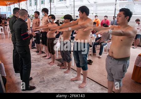 Bangkok, Thailand. April 2021. Thailändische Männer, die während der Wehrpflicht in Wat That Thong körperliche Untersuchungen durchführen. Die Royal Thai Armees starteten ihren jährlichen Wehrpflichttag, indem sie vom 1. April 2021 bis zum 20. April 2021 auf der Suche nach gesunden Männern im Kampffähigen ab 21 Jahren aus dem ganzen Land freiwillig und per Verlosung nach einer Verlosung suchten. (Foto von Peerapon Boonyakiat/SOPA Image/Sipa USA) Quelle: SIPA USA/Alamy Live News Stockfoto